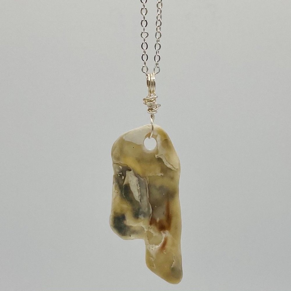 Shell Pendant on 18" Silver Chain Necklace; S18-38